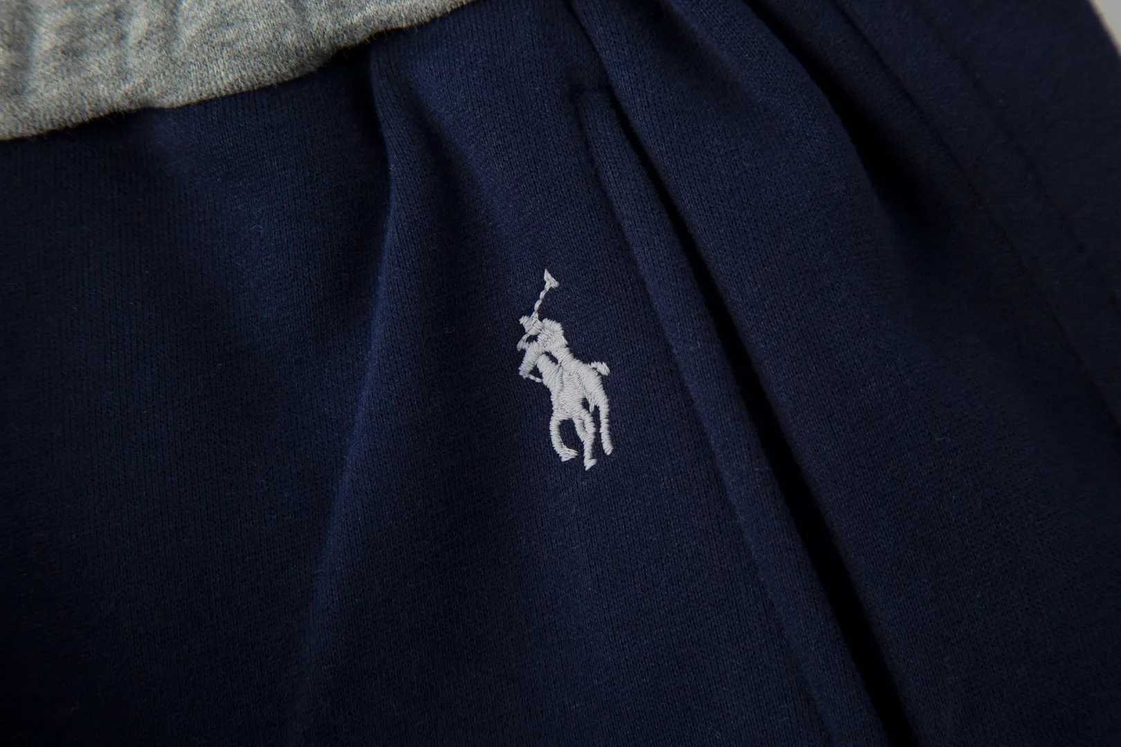 P230 White background picture [Fleet in winter] Style number: 25130# Color: black/navy blue/dark gray/light gray/white gray/beige/light khaki Size: S-XL - Ralph Lauren/Ralph Lauren 2025FW autumn and winter plus velvet contrasting waist design drawstring scimitar version lazy feeling loose couple sweatpants - brushed face velvet lining one piece for winter - custom dyed trouser cord hanging hardware The details are in place - loose fit, scimitar legs, loose upper body without looking too big - RL/lazy autumn and winter sweatpants, a pair of casual sweatpants that are very suitable for CleanFit. Loose fit scimitar fit trousers can be used as couple wear. It has a relaxed feel for daily wear. Contrasting color shakes to increase the overall sense of layering. The sense of drape is visible to the naked eye. The design of the trouser legs can be closed, which can also be very warm and versatile in winter.